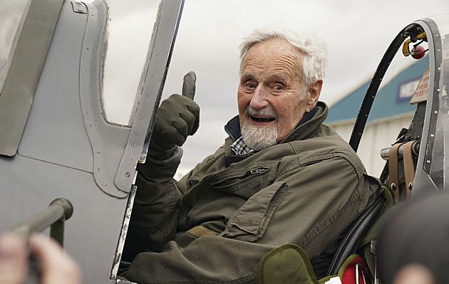 VIDEO: Britský veterán ve 102 letech pilotoval Spitfire, předvedl i akrobacii