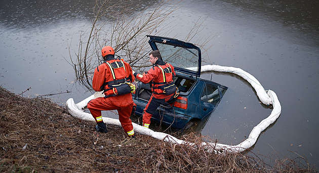 Pražští hasiči a potápěči na Zbraslavi vyprošťovali auto, které řidiči...