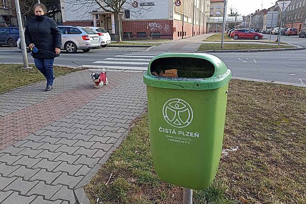 V Plzni zkoušejí měnit počty odpadkových košů na různých místech po městě. Má...