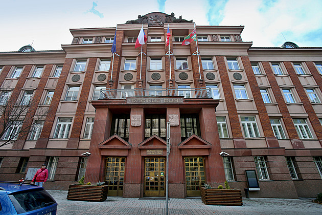 Policisté z NCOZ zasahují na krajském úřadu v Plzni, zadrželi a obvinili dva lidi