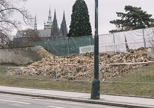 Poblíž Pražského hradu se zřítila historická zeď. (2. února 2024)