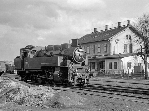 Velk Bejek 423.0183 ve stanici Chrudim msto (18. bezna 1968)