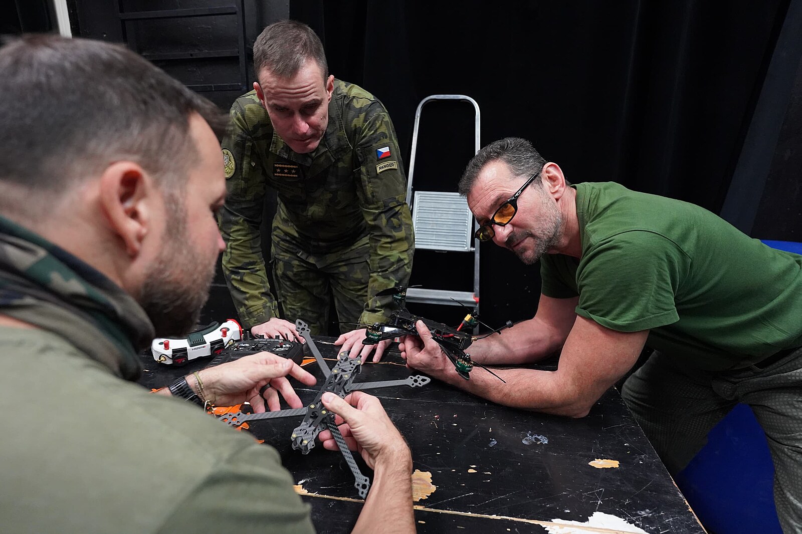 Vojenská policie zasahuje kvůli sbírce na drony pro Ukrajinu. Šetří, jak byly pořízeny