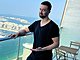 Erik Meldik na balkon bytu v Dubaji (2024)
