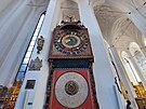 Orloj v bazilice Nanebevzetí Panny Marie ukazuje as, datum, msíní fáze,...