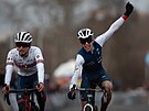 Francouz Aubin Sparfel slaví vítzství ve tafetovém závod MS v cyklokrosu, ve...