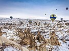 Horkovzduné balony nad zimní Kappadokií.