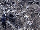 Policista stojící mezi troskami na míst� raketového útoku v Zolo�ivu v...
