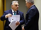 Slovenský premiér Robert Fico hovoí s maarským premiérem Viktorem Orbánem na...