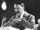 Vdce nmeckých národních socialist Adolf Hitler pi projevu na nedatovaném...