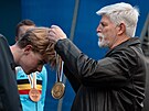 Prezident Petr Pavel pedává na cyklokrosovém mistrovství svta medaile...