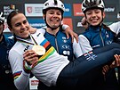 Juniorka Célia Geryová slaví zlatou medaili z cyklokrosového mistrovství svta...