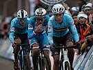 Michael Boro na trati cyklokrosového mistrovství svta v Táboe mezi Belgiany...