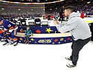 eský hokejista Tomá Hertl si fotí syna Tobiase ve výstroji San Jose bhem...