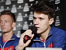 Jakub Meník hovoí na tiskové konferenci ped kvalifikací Davis Cupu proti...