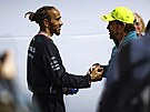 Lewis Hamilton a Fernando Alonso se zdraví na Velké cen Las Vegas.