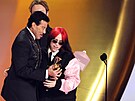 Billie Eilish penhírá Grammy z rukou Lionela Richieho (4. února 2024).