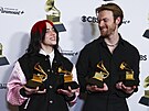 Billie Eilish a její bratr Finneas na cenách Grammy (4. února 2024).