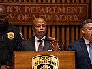 Starosta msta New York Eric Adams se zúastnil policejního zátahu proti...