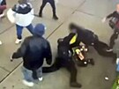 Migranti na Manhattanu v New Yorku zaútoili na policisty. (27. ledna 2023)