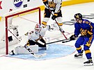 Branká Sergej Bobrovskij zasahuje ve finále Utkání hvzd NHL.