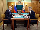 Ruský diktátor Vladimir Putin navtívil ukotku. Na snímku s tamním guvernérem...