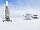 Na vrcholu Snky je nkolik staveb: Polsk bouda s meteorologickou stanic,...