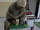 Pákistánská ena hází do volební urny svj hlas ve mst Islámábád (8. února...