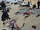 Písluníci bezpenostních sloek ohledávají místo výbuchu bomby v pákistánské...