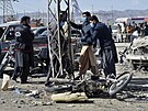 Písluníci bezpenostních sloek ohledávají místo výbuchu bomby v pákistánské...