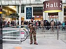Francouztí policisté zasahují na nádraí Gare de Lyon v Paíi poté, co mu s...