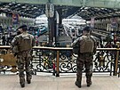 Francouztí policisté zasahují na nádraí Gare de Lyon v Paíi poté, co mu s...