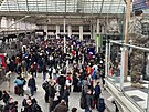 Cestující na nádraí Gare de Lyon v Paíi, kde dolo k útoku mue s noem (3....