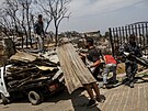 Obyvatelé Chile odklízejí trosky vyhoelých dom poté, co lesní poáry zasáhly...