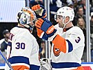 Ilja Sorokin (30) a Adam Pelech (3) oslavují výhru New York Islanders.