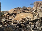 Zniená budova ve mst v Al-Kajm po americkém útoku na Irák. (3. února 2024)