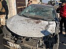 Zniené auto ve mst v Al-Kajm po americkém útoku na Irák. (3. února 2024)
