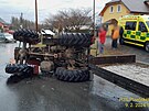 Na Tachovsku skonil na boku traktor. Podle policie mlad idika dostala na...