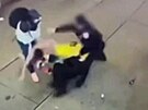 Na newyorském Times Square napadla skupina mu policisty.