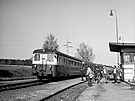 Motorový vz M262.0183 v ele osobního vlaku MOs18406 ve stanici Obrata, 12....