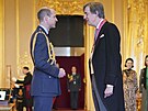 Princ William a Edward Harley pi pedávání vyznamenání (Windsor, 7. února 2024)