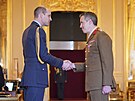 Princ William a Tobias Lambert pi pedávání vyznamenání (Windsor, 7. února...