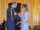 Princ William a Ellen Converyová známá jako Ellen Whiteová pi pedávání...