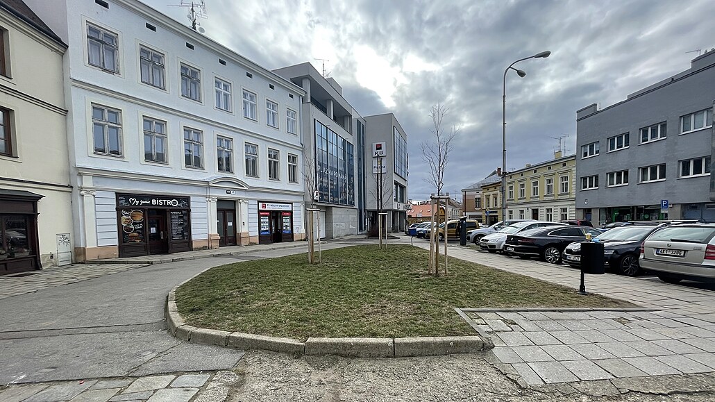 Tato plocha p�ed Komer�ní bankou na nám�stí Svobody se má do�kat úprav a stát...