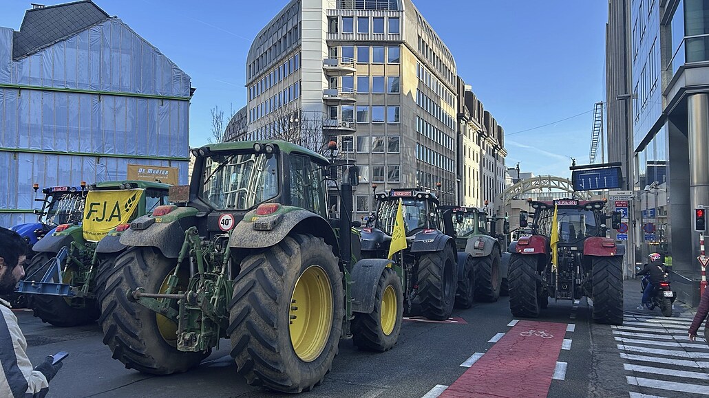Máme toho dost! Farmái zablokovali svými traktory v Bruselu píjezdové ulice k...