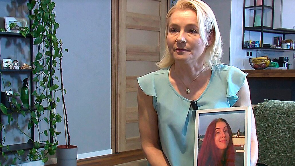 Truchlící matka. Lenka �im�nková dala rozhovor �T s fotkou dcery v ruce. Chce...