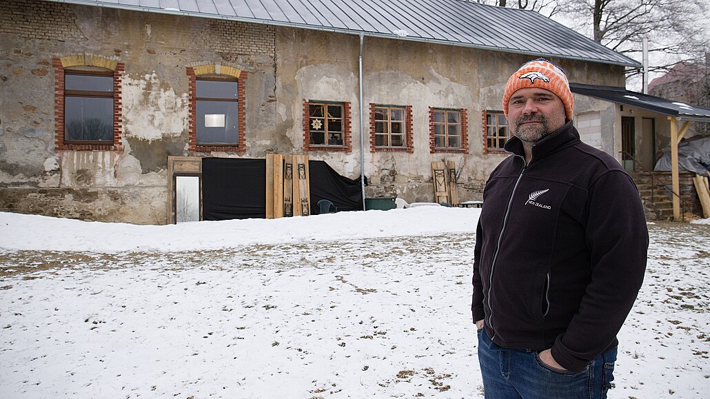 Petr Mikíek koupil budovu bývalé rybikárny v obci Kováská a vybudoval tady...
