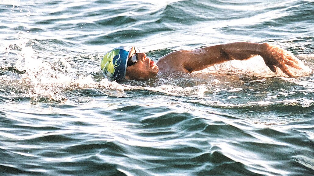 Petr Mihola se vnuje dálkovému a zimnímu plavání, v roce 2000 se stal prvním...