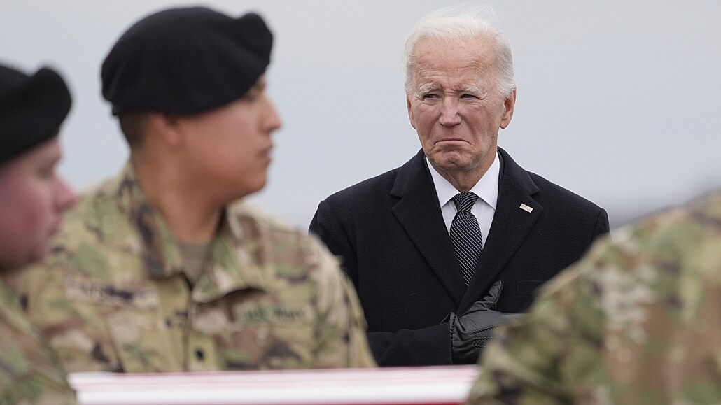 Americký prezident Joe Biden s manelkou Jill se na letecké základn Dover...