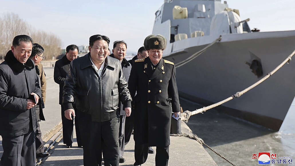 Severokorejský vdce Kim ong-un navtvuje lodnici Nampo v Severní Koreji....